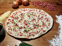 Foto: Flammkuchen mit Speck und Zwiebeln