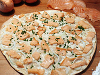 Foto: Flammkuchen mit Lachs und Zwiebeln