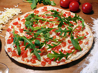 Foto: Flammkuchen mit Tomate, Mozarella und Rucola